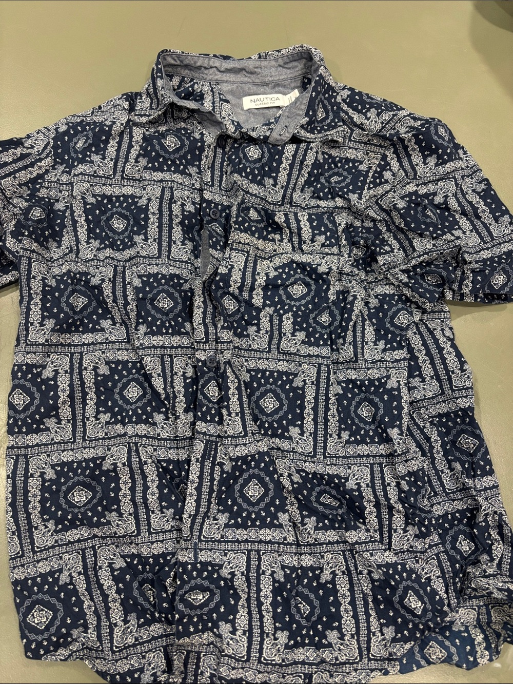 Men’s Nautica navy and white casual button down short sleeve shirt